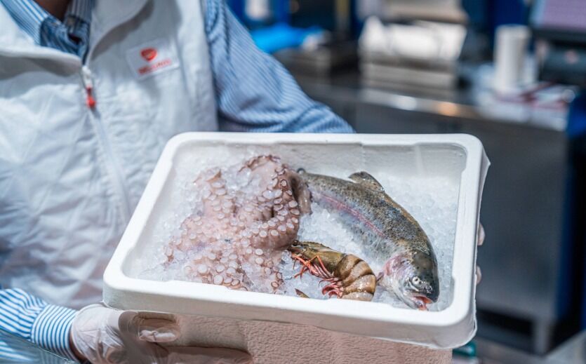 Transgourmet ersetzt Styropor durch Holzfaser-Box beim Fischtransport