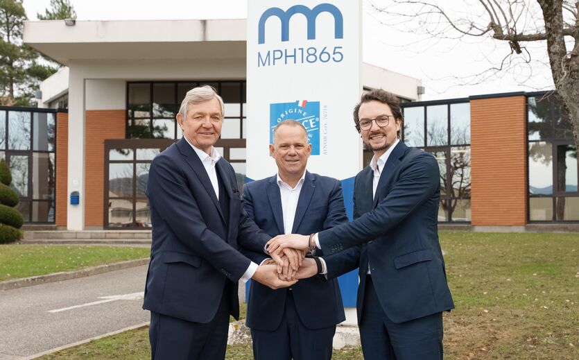 Wepa übernimmt Mehrheit an französischem Konkurrenten MPH1865: von links: Martin Krengel, CEO der WEPA Gruppe, Marc Miribel, Präsident und CEO von MPH1865 und Andreas Krengel, Chief Commercial Officer der WEPA Gruppe. 