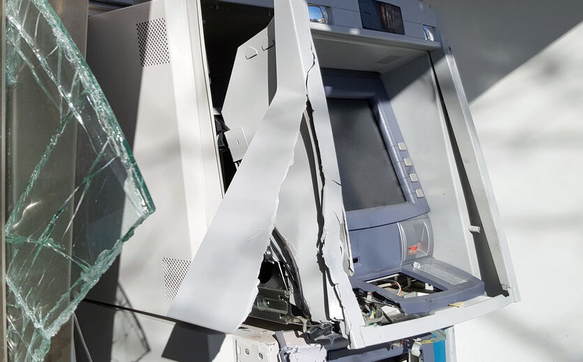 Statistik zu Automatensprengungen: Nahaufnahme eines gesprengten Geldautomaten. 