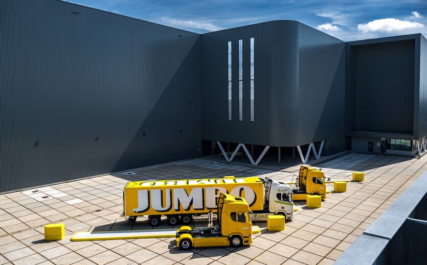 Mehrere Elektro-Lkw von Jumbo auf dem Schnellladepark am Distributionszentrum in Nieuwegein.