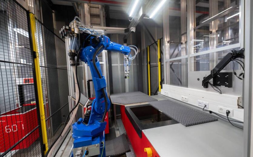 IFR-Robotik-Report: Roboter mit Greifarm.