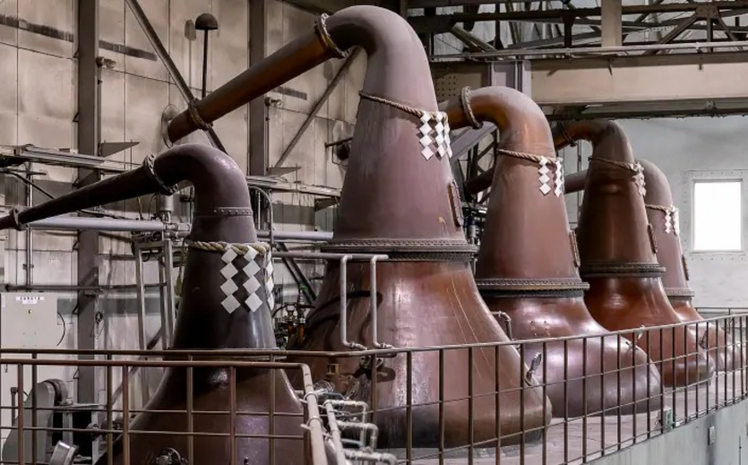 Kupferfarbene Brennblasen in der Yoichi Whisky-Destillerie von Nikka auf Hokkaido in Japan.