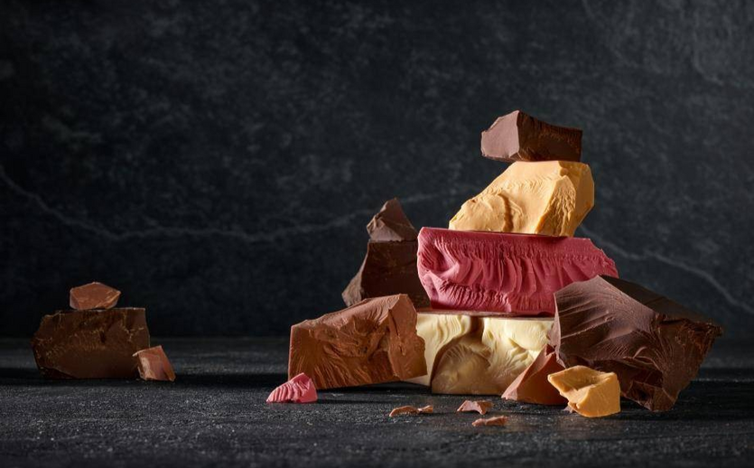 Verschiedene Schokoladenstücke aufeinander gestapelt. 