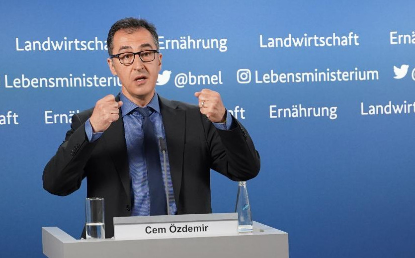 Artikelbild zu Artikel Özdemir wirbt im Bundestag für sein Label