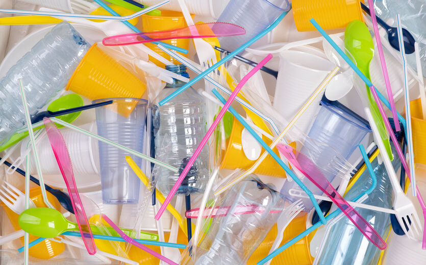 Verbotene Einweg-Plastikprodukte weiterhin im Netz erhältlich