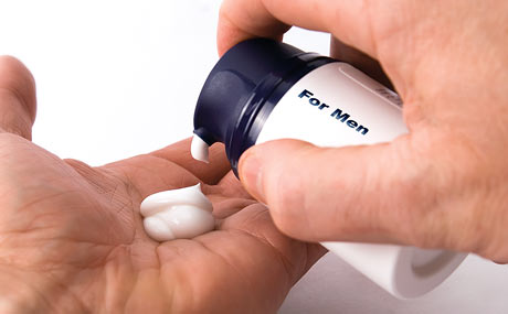 MÄNNER IM FOKUS: Bislang kauft noch die Minderheit der männlichen Bevölkerung Körperpflege- und
Kosmetik-Produkte. Entsprechend groß ist das Wachstumspotenzial des Segments. Das Angebot wächst zusehends. Bild: Fotolia