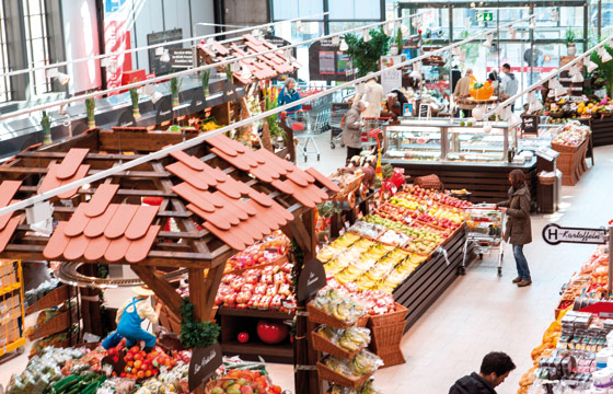 Hingucker: Tageslicht und Ladengestaltung schaffen in der Obst- und Gemüseabteilung eine Wochenmarkt-Atmosphäre.