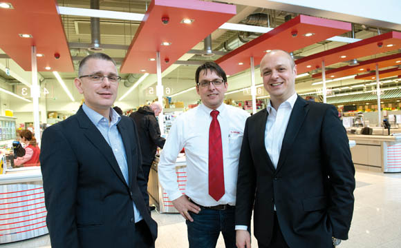 Die beiden Geschäftsführer Ulrich Mazurek (l.) und André Kolbinger nehmen Heinz Greune, Marktleiter im Akzenta im Steinbecker Markt, in ihre Mitte.
