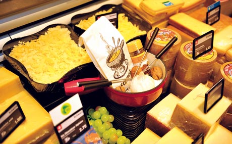 UNVERZICHTBAR: ein Fondue-Topf in der Käsetheke
