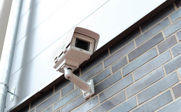 Außensicht: Diese Kameras sichern unter anderem den Mitarbeiterausgang. Auf einem Monitor sehen die Mitarbeiter
beim Verlassen des Hauses, ob sich Verdächtiges im Bereich
der Rampe und auf dem Parkplatz tut.