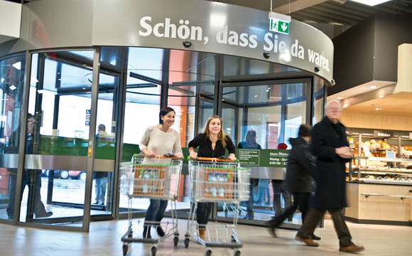 Dienstagmorgen, im Koblenzer Industriegebiet: Nelli und Anne
machen sich bereit für ihren Testeinkauf. Nelli hat sich für den
„normalen“ Einkauf entschieden, während Anne gleich das erste
Mal mit einem Handscanner bewaffnet ihre Liste abarbeiten wird.