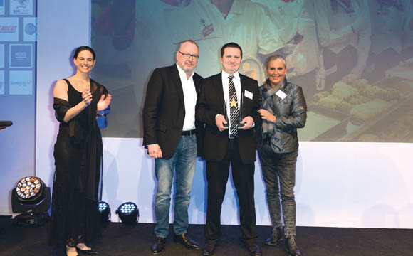 Metzgermeister Raimund Nickisch hält stolz den Pokal in seinen
Händen. Sein Chef, Rewe-Dortmund-Kaufmann Uli Budnik, freute sich
mit ihm und Ehefrau Martina Homberg-Budnik so sehr, dass er den Tränen
nahe war und auf der Bühne um Fassung rang. Der Umsatz an der Theke in
Dortmund-Höchsten ist phänomenal, auch 26 dank diverser Events.