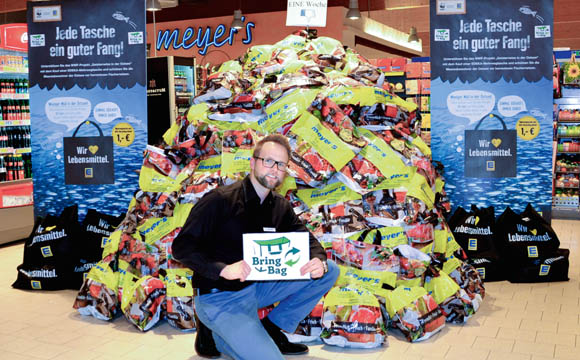 Aufsteller und ein Berg aus Plastik-Einwegtüten
informierten über die „Bring Bag“-Aktion.