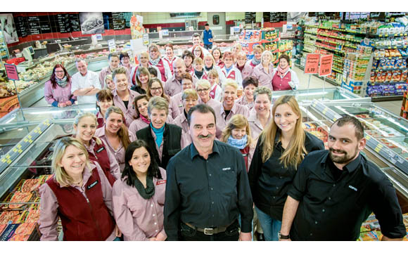 Team-Arbeit: 60 Mitarbeiter (darunter 6 Azubis) sorgen für volle Regale und die Zufriedenheit der Kunden.