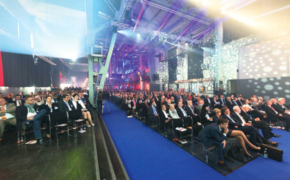 Vortragstag: Gut gefüllte Reihen im Kesselhaus der Kulturhalle Zenith in München.