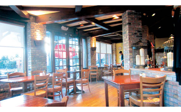 Gediegen: An Cafés im ländlichen Frankreich sollen die Restaurants von La Madeleine in den USA erinnern.