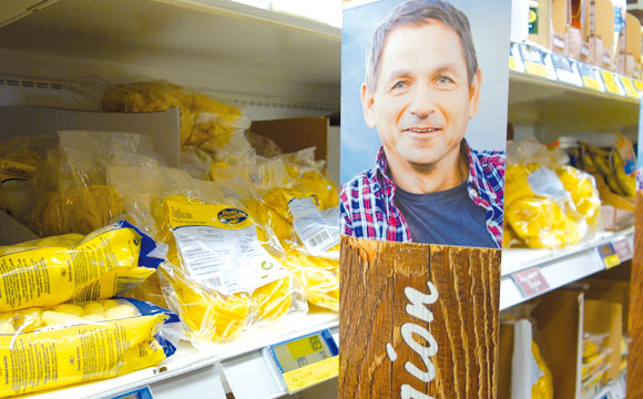 Regionalität am Regal: Die Erzeuger zeigen Gesicht. Von 70 Lieferanten aus der Umgebung vermarktet die Kölner Metro rund 2.000 Artikel.