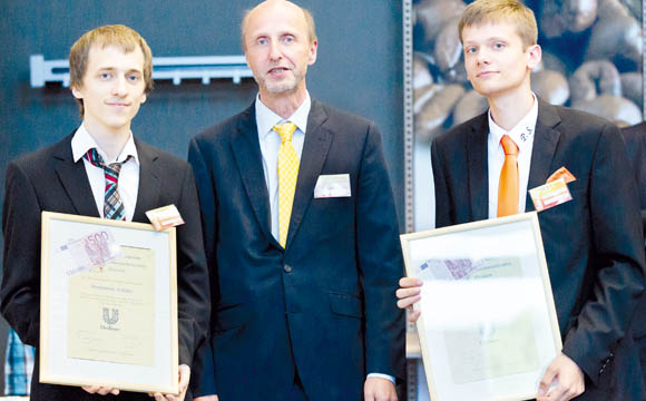 Ausgezeichnet: Thomas Kaufmann (m.) überreichte den Unilever-Ehrenpreis der Jahrgangsbesten an Benjamin Schütz (l., Handelsfachwirt) und Pascal Stütz (Handelsbetriebswirte).