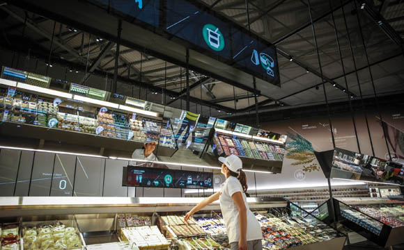 Wer Zusatzinformationen zu einem Produkt wünscht, braucht nur
seine Hand darüber zu halten. Auf dem Bildschirm werden dann
u. a. Name, Preis, Herkunft, CO2 -Fußabdruck, Nährwerte oder
Allergene angezeigt.