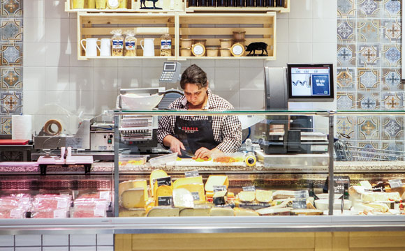 Westfälische Bauernhoffliesen an der Rückwand der Theken signalisieren die Verbundenheit mit der Region.