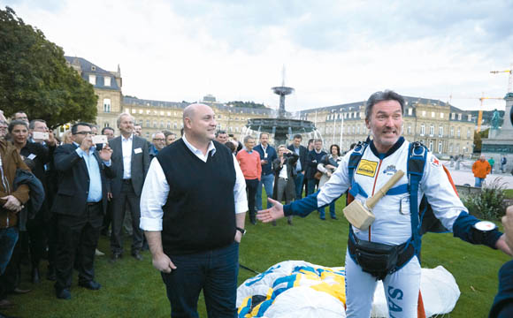 Manchmal fällt das Glück vom Himmel: Ein Fallschirmspringer überbrachte Jens Gebauer auf dem Stuttgarter Schlossplatz den Hammer für den Fassanstich.