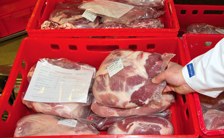 Nachhaltig: Was nicht als Frischfleisch an den Kunden geht, wird zu Wurst- und Schinkenprodukten verarbeitet.