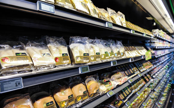 Vor allem junge Berufstätige versorgen sich mittags im LEH mit Snacks.