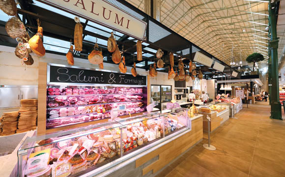 Gastro-Stationen und Theken sind klangvoll auf Italienisch benannt. So fühlen sich die Besucher, als wären sie wirklich in Italien. 5 Der Sauerteig für das Brot