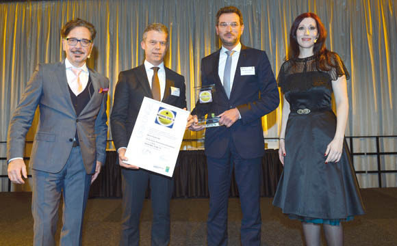 Frank Muchow (Famila Warenhäuser, 2. v. l.) und Karl-Heinz Krämer (Vorstand Block Foods AG, 2. v. r.) erhielten Pokal und Urkunde für den 1. Platz in der Kategorie Innovation.