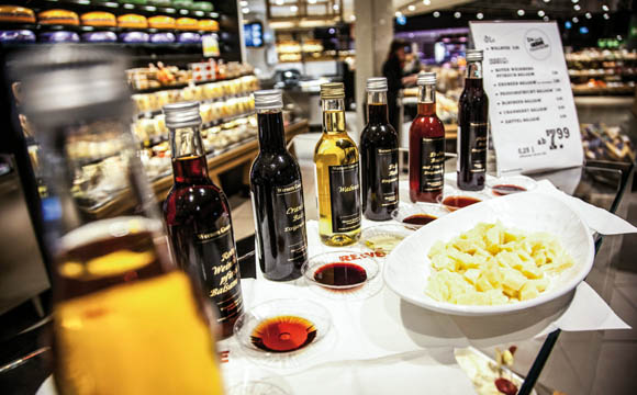 Die Präsentation von feinen Essigen und Balsamicos zum Käse, hier im Rewe-Center Egelsbach, das ist etwas für Fortgeschrittene.