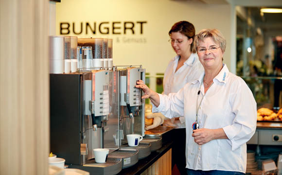 Frisch aufgebrüht: Kaffee darf in der Gastro-Zone nicht fehlen. Hier frisch aufgebrüht von Claudine Rémy (vorne).