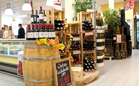 Stilvoll: Wie hier beim Wein finden sich im Markt immer wieder optische Akzente, die für Ambiente sorgen.