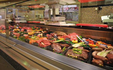 Friedliche Koexistenz: In der Fleischtheke werben Marke und Eigenmarke gleichberechtigt um den Konsumenten. Schwieriges Terrain für die Markenbildung.