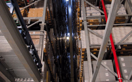 Modernes Lager der Firma Papstar.