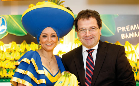 Ernst Schulte mit Miss Chiquita, die häufig als Werbedame auf Messen und im Handel präsent ist.