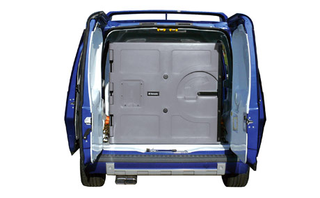 Eingeschoben in den Laderaum und an den Standard-Ladungssicherungsösen verzurrt...