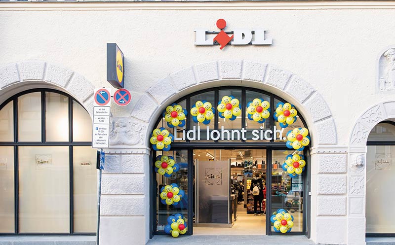 Die Außenansicht und der Eingang, über den auch die Ware ins Innere geschafft wird.