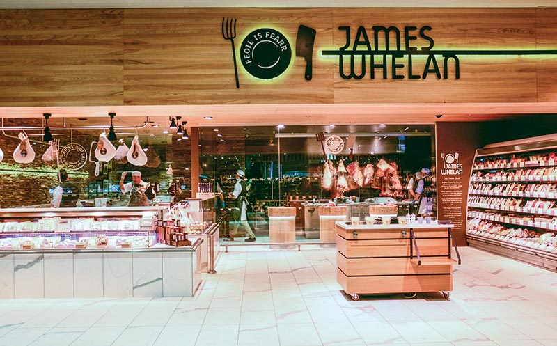 Die Marke „James Whelan“ in Irland setzt Mitarbeiter und Waren in Szene.