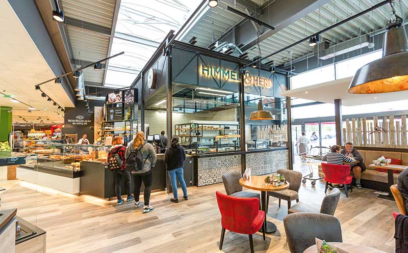 Der Wasgau-Markt im südpfälzischen Annweiler ist ein Paradies für Regionalpatrioten und Genießer. Gekrönt wird die Filiale durch das im Juli neu eröffnete Gastrokonzept „Himmel & Herd“.