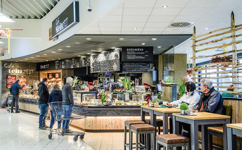Nicht nur auf der Terrasse gibt es Plätze mit Aussicht – auch im Markt.