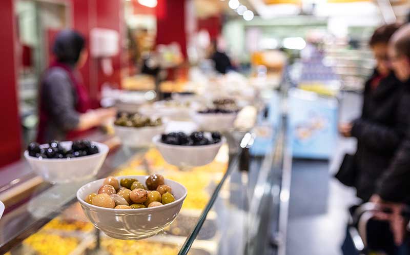 Der türkische Lebensmittelhandel hebt sich über eine andere Sortimentprägung vom Discount und den Vollsortimentern ab.