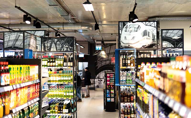 Viele gestalterische Elemente in der neuen Konsum-Leipzig-Filiale greifen das Thema Bahnhof auf.