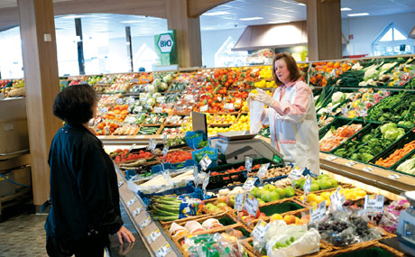 Obst & Gemüse bietet Edeka-Kaufmann Volker Kels (auch) in Bedienung an. Das machen geschulte Mitarbeiter, die kompetent beraten können.