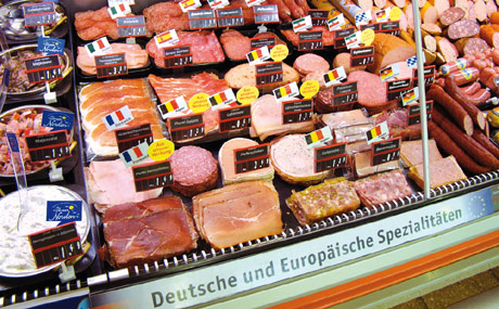 Das Thekenkonzept kennzeichnet Ware nach Ländern bzw. Bundesländern und regionalen Artikeln.