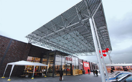 Auf dem Vordach des Rewe-Marktes Freidank in Gelsenkirchen erzeugen Solarzellen jährlich 24.000 Kilowatt Strom. (Bildquelle: Rewe Freidank)