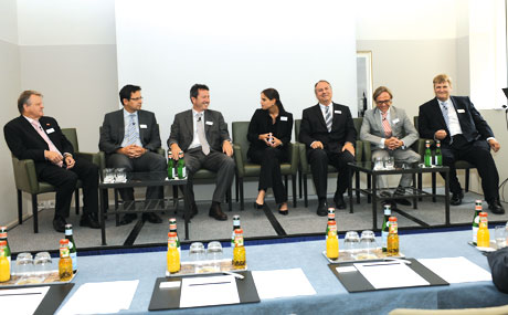 Über die deutsche Lebensmittel-Industrie im Spannungsfeld steigender Rohstoffpreise und gesättigter Märkte diskutierten (v. l.): Carl-Jürgen Brandt, Andreas Wallmeier, Fritz-Peter Steinhausen, Christina Steinheuer, Michael Hollmann, Tobias U. Tuchlenski, Erwin Perlinger. (Bildquelle: Yakup Zeyrek)
