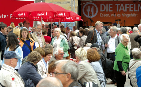 Speisung: Ein Zeichen für mehr Solidarität setzten die Gäste der Langen Tafel.