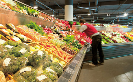 Edeka Stadler & Honner wirbt mit „kompromissloser Frische“, beim Obst und Gemüse sowie an den Theken.