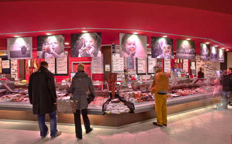 Der Edeka-Händler Sven Komp präsentiert in seinem Markt in Wesel derzeit eine Bilderausstellung der örtlichen VHS-Fotogruppe.