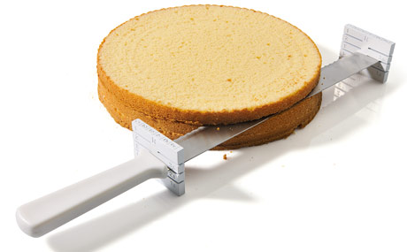 Mithilfe von Distanzklötzen mit Skalierungsschlitzen teilt der „Tortenboden-Blitz“ von Kaiser Böden in 1 bis 4 cm starke gleichmäßige Teile.